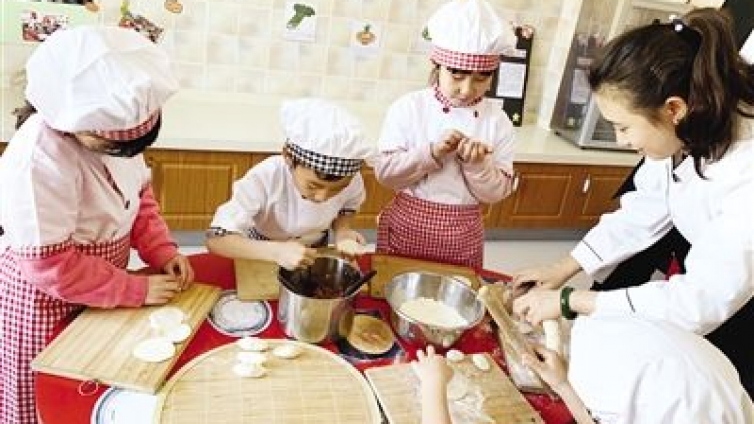 成都市教育局发布紧急通知：学校所有教职员工饭菜要和学生保持一致