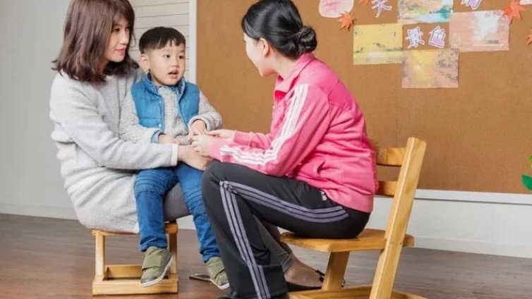 两会上的精彩：“去小学化不是让小孩不认字、不写字、不算数！不是内容的小学化，而是方法的小学化！”