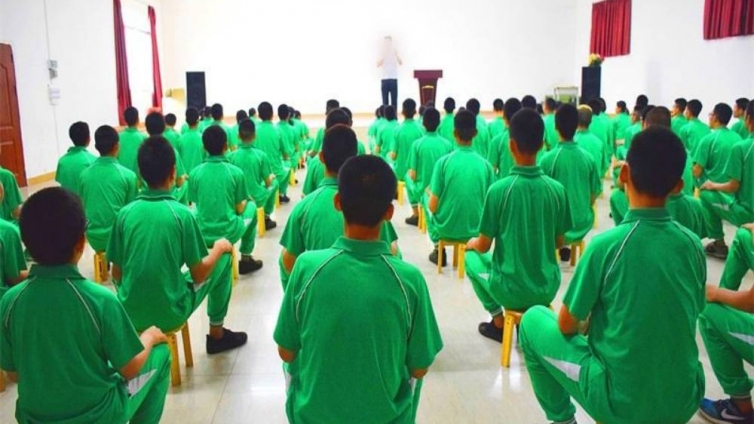 广东叛逆青少年教育学校，广东成长教育学校：爱的牢笼，当过度保护成为孩子的枷锁