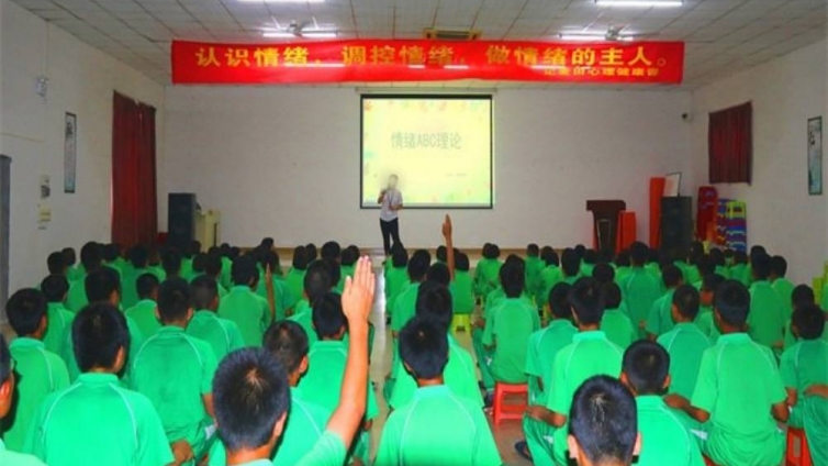 广州叛逆孩子教育学校,广东成长教育学校：请赠孩子一双耐磨的靴子，论培育孩子心理韧性的重要性！