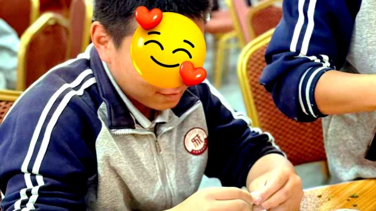 惠州叛逆孩子教育学校,广东成长教育学校：师生周末包饺子，食堂里的家味道！